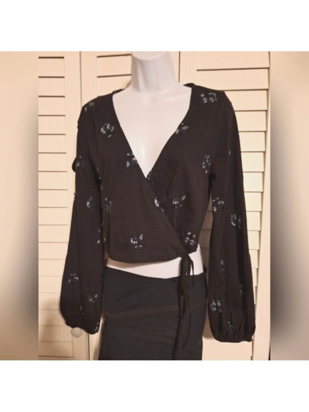 Asos navy blue floral embroidered wrap top w/ bell sleeve Sz 6 ptp 16"